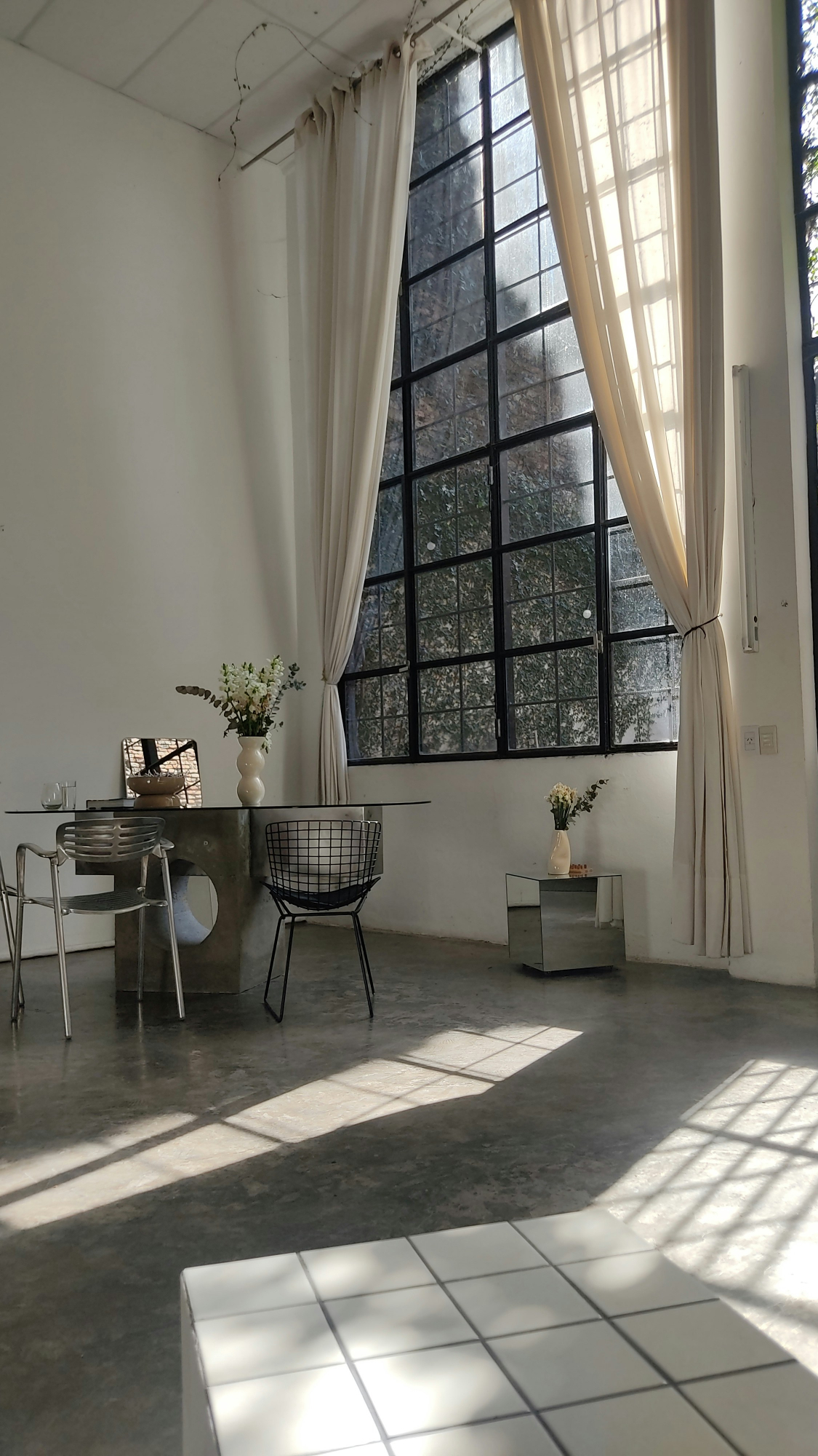 Victoria Moretti Escort Agentur - Paar, dass einen Blumenstrauß hält