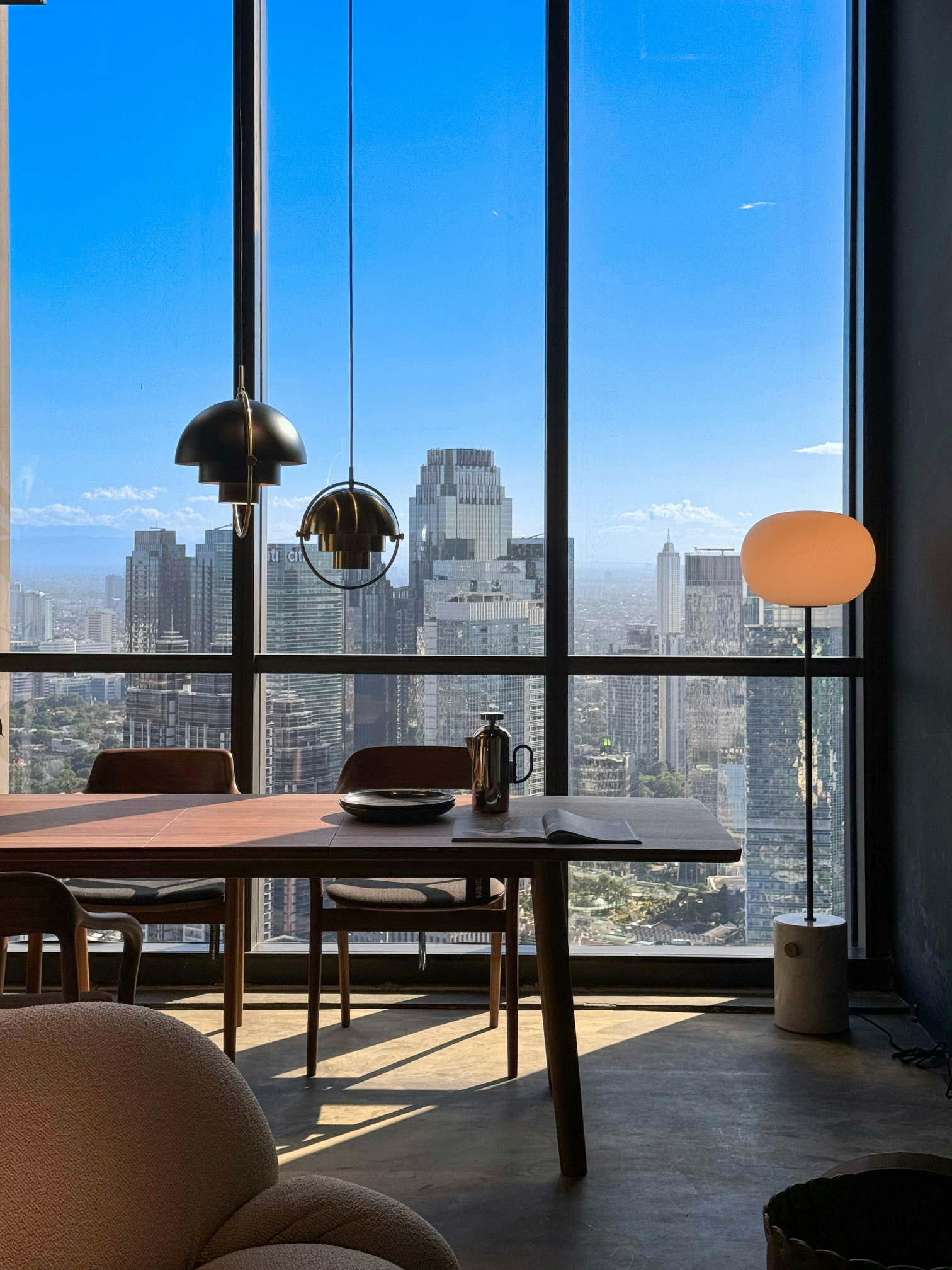 Über uns - Victoria Moretti - Frau mit roter Handtasche