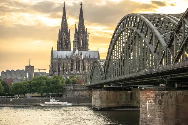 Köln - Exklusive Begleitung - Blick auf den Kölner Dom von der Brücke aus